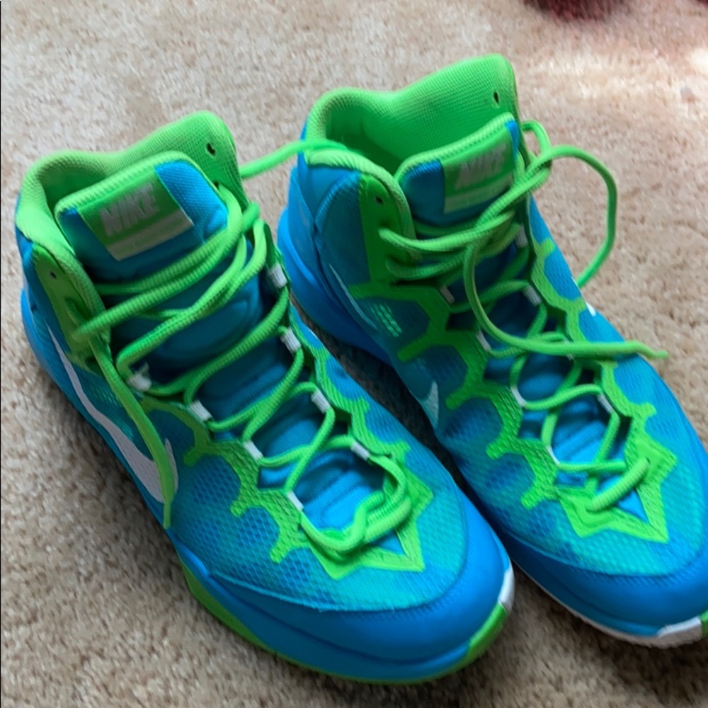 Nike hightop basketball shoes size 10
